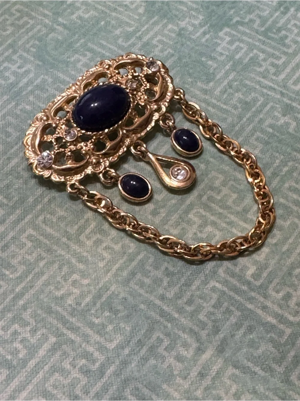 RETRO GOLD TONE BROOCH WITH CABOCHONS AND CHAIN